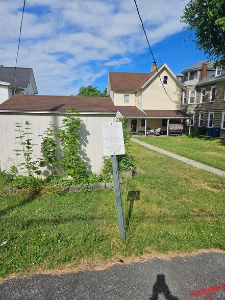 1813 Main Street Mix Use portefeuille de 2 propriétés à vendre sur LoopNet.ca - Photo du bâtiment - Image 3 de 3