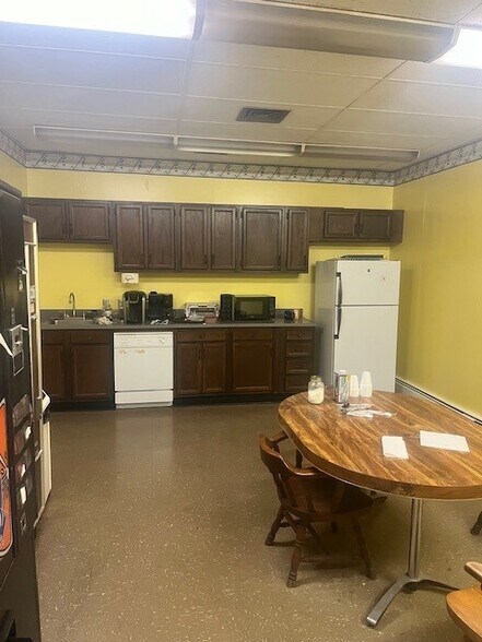 5230 St Clair Ave, Cleveland, OH à vendre - Photo du bâtiment - Image 3 de 14