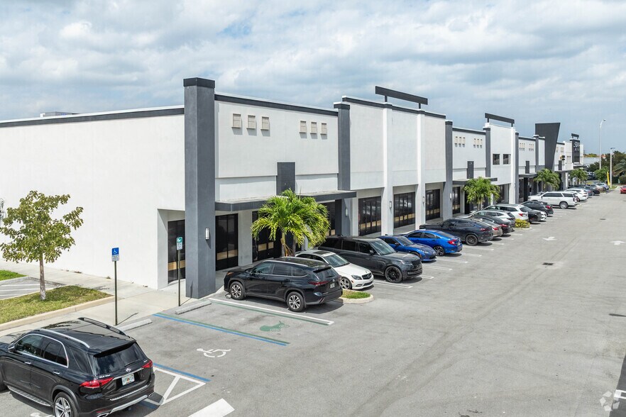 7802 NW 103rd St, Hialeah Gardens, FL à louer - Photo du bâtiment - Image 3 de 4