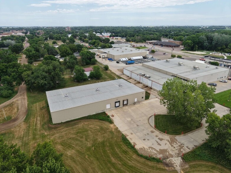 747 S Washington Ave, Madison, SD à louer - Photo du bâtiment - Image 2 de 8