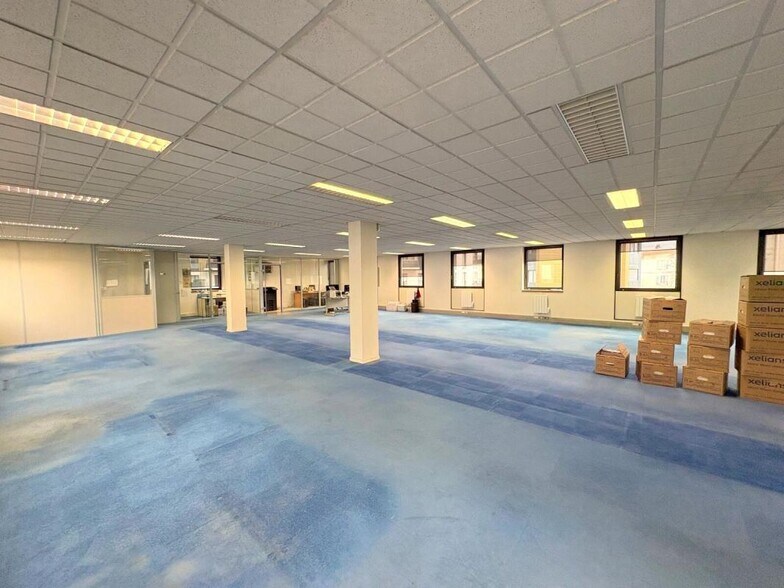 Office in Chatou for sale - Building Photo - Image 2 of 7