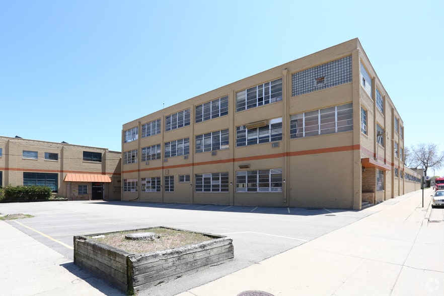 2201-2210 12th Ave, South Milwaukee, WI for lease - Primary Photo - Image 1 of 5