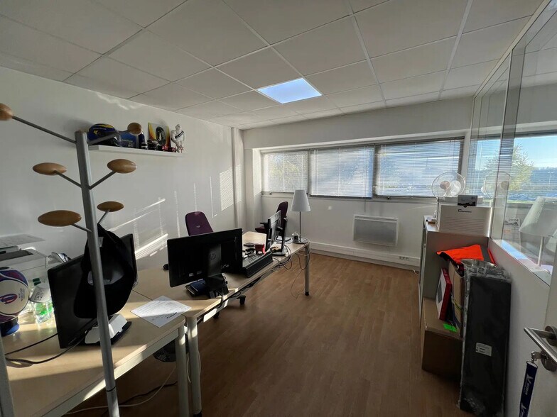 Industriel dans SAINT-OUEN-L'AUMONE à louer - Photo intérieure - Image 2 de 5