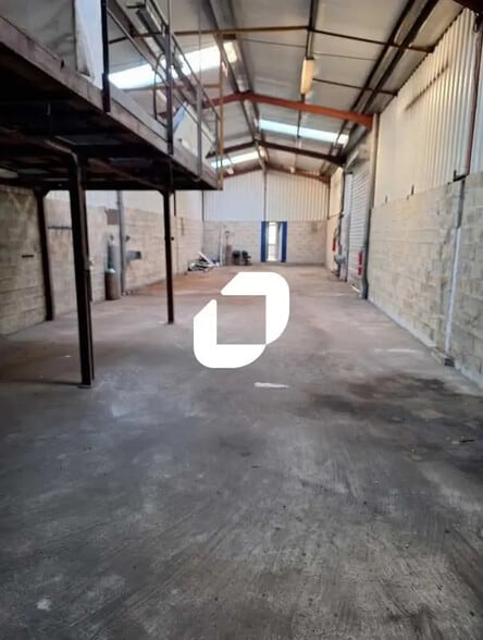 Industrial in Carbon-Blanc for lease - Interior Photo - Image 3 of 12