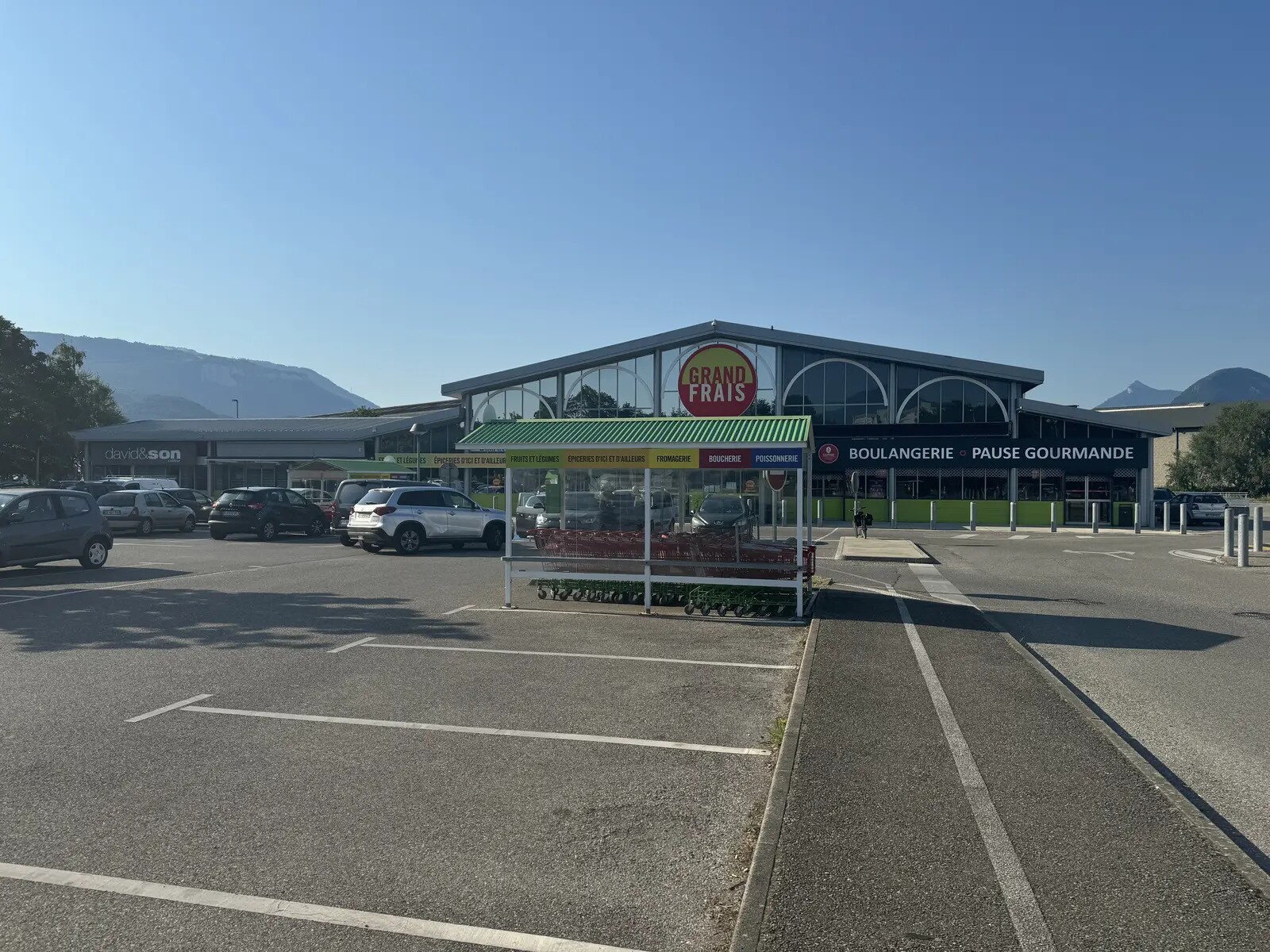 Retail in Échirolles for lease Building Photo- Image 1 of 7