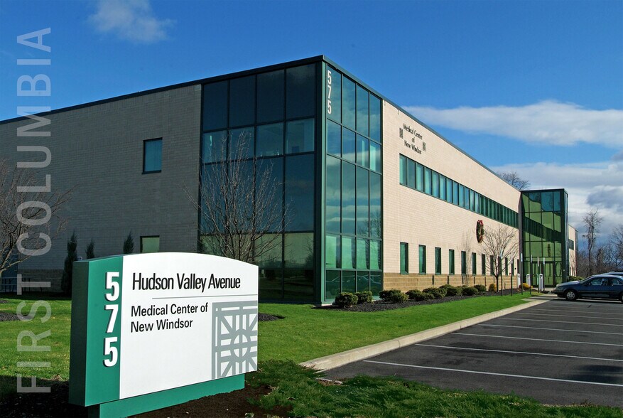 575 Hudson Valley Ave, New Windsor Township, NY à louer - Photo du bâtiment - Image 1 de 4
