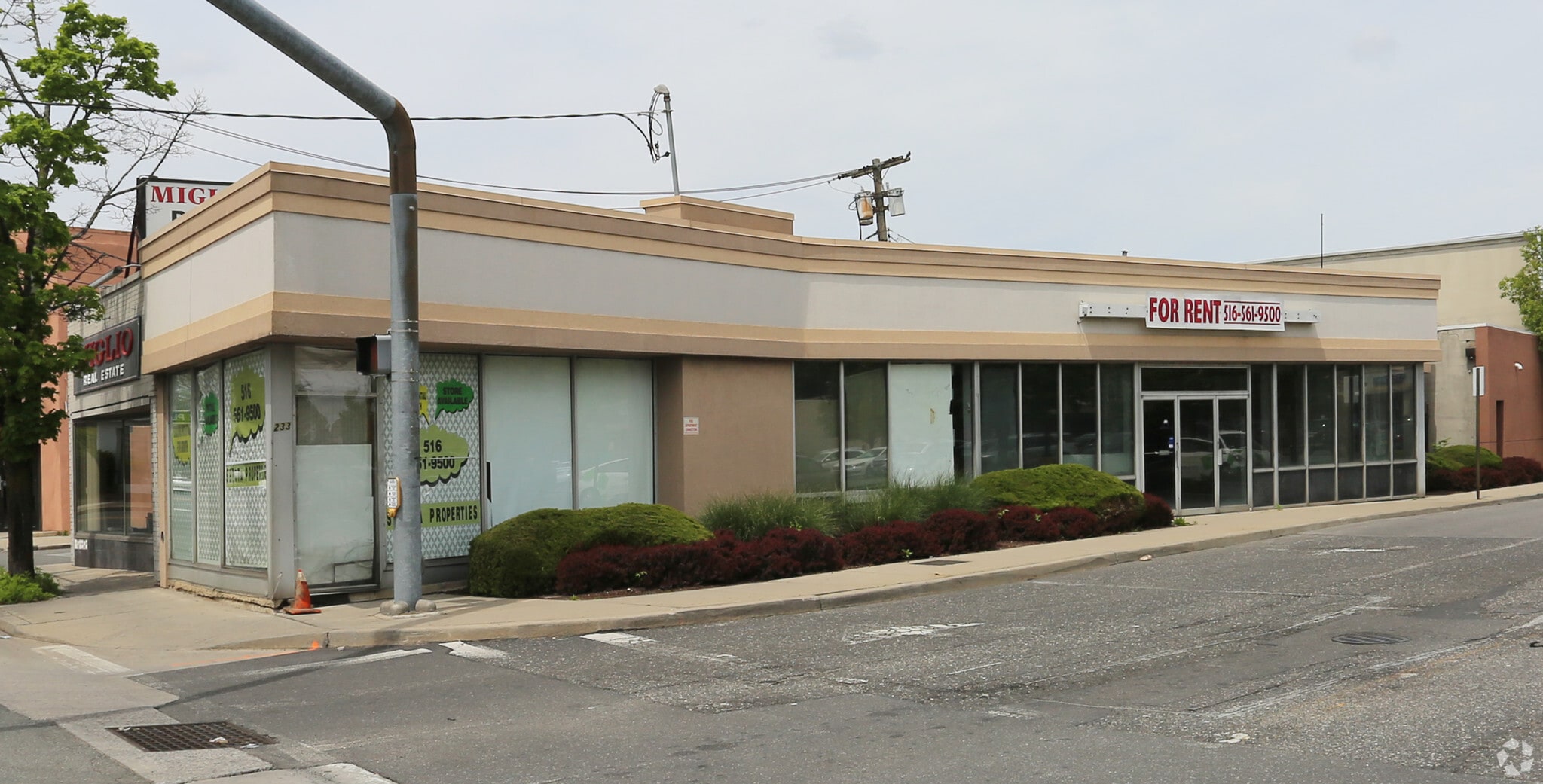 233 W Merrick Rd, Valley Stream, NY for lease Primary Photo- Image 1 of 5