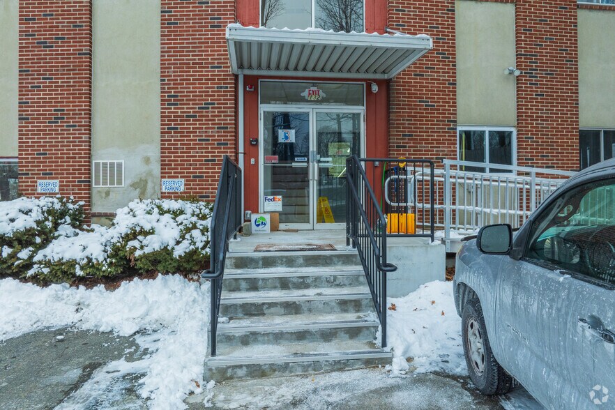 132 Charles St, Newton, MA à vendre - Photo du bâtiment - Image 3 de 16