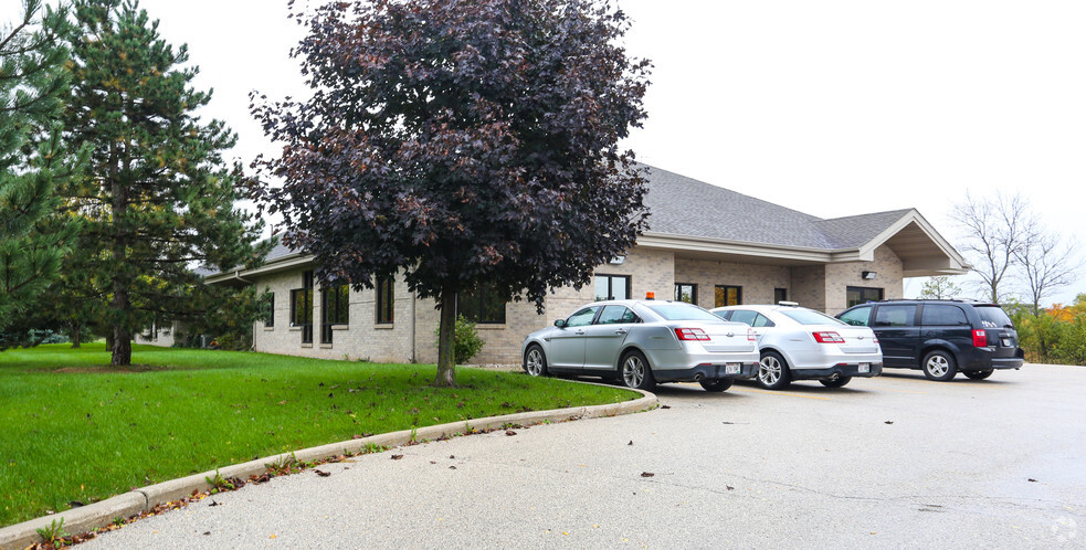 28 Camelot Dr, Fond Du Lac, WI for lease - Building Photo - Image 3 of 4