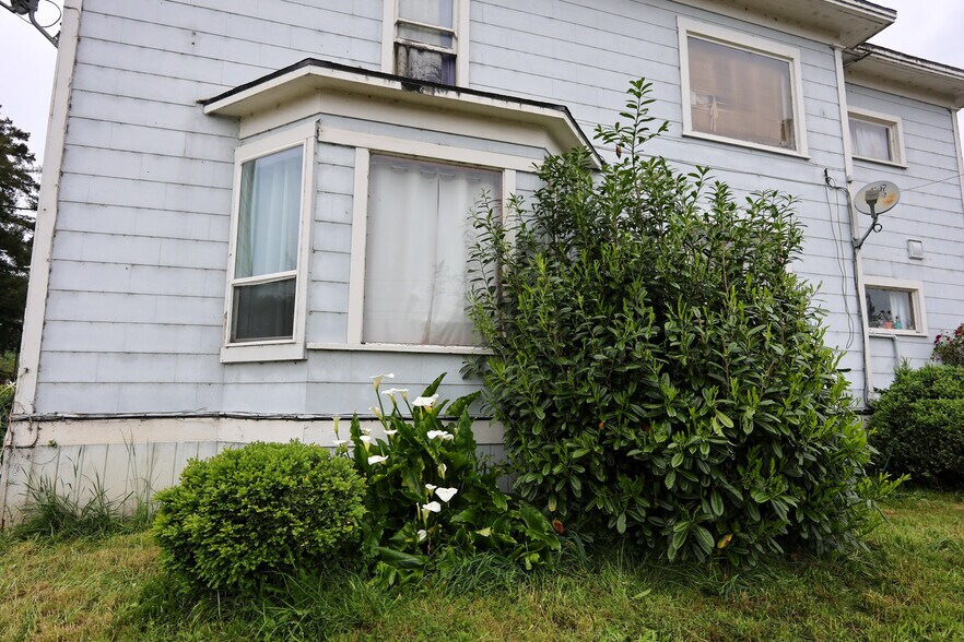 131 Ash St, Myrtle Point, OR à vendre - Photo du bâtiment - Image 3 de 16