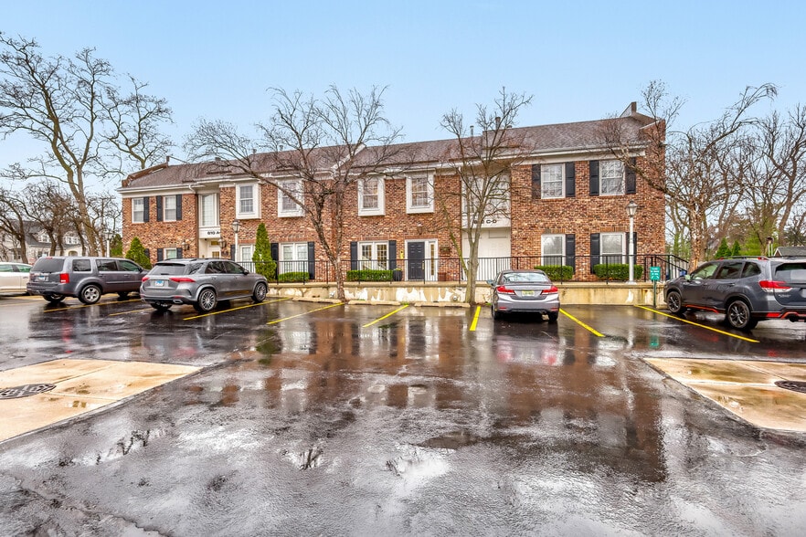 610 W Roosevelt Rd, Wheaton, IL for lease - Building Photo - Image 2 of 6
