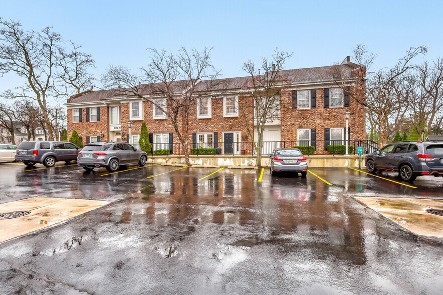 610 W Roosevelt Rd, Wheaton, IL à louer - Photo du bâtiment - Image 3 de 6