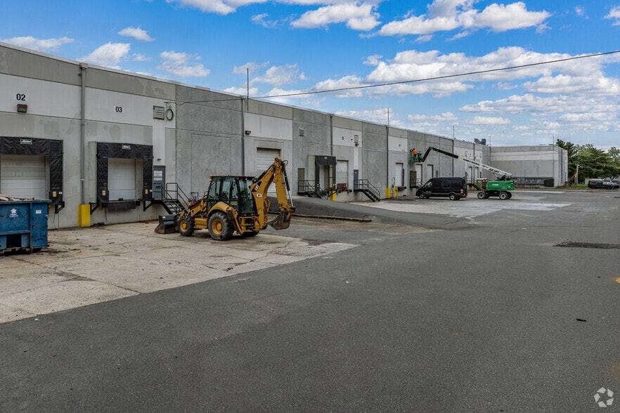 17 Edgeboro Rd, East Brunswick, NJ for lease - Building Photo - Image 3 of 5