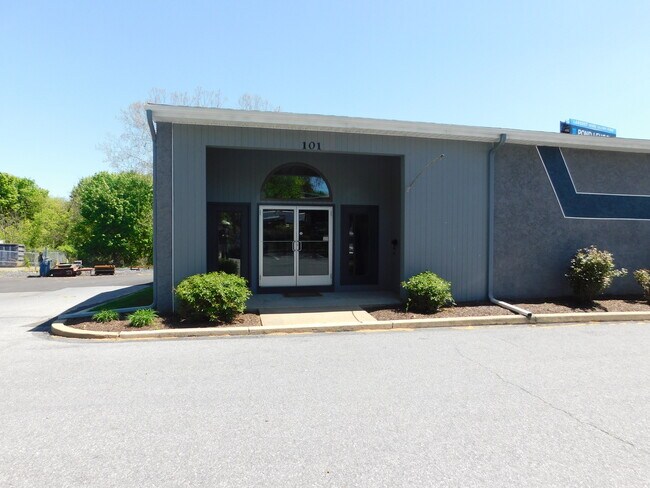 More details for 615 Front St, Whitehall, PA - Flex for Lease