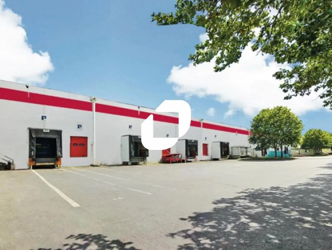 Industrial in Éragny for lease Building Photo- Image 1 of 12