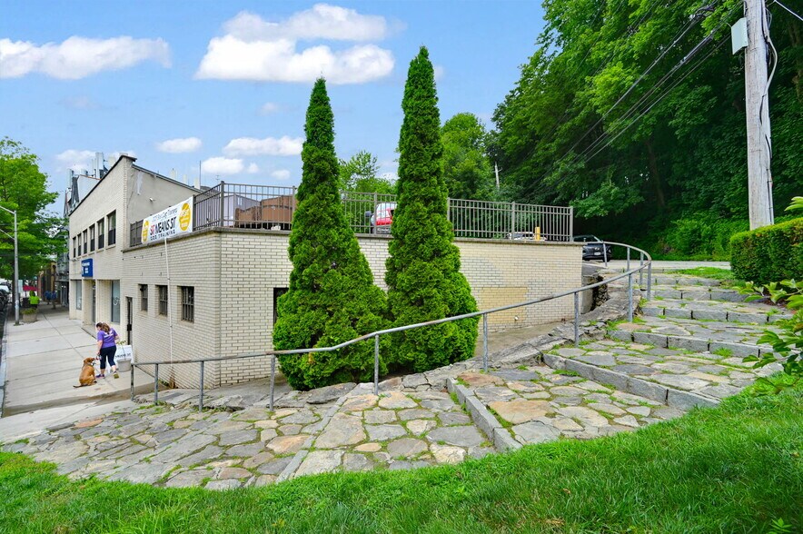 2 Broadway, Valhalla, NY à vendre - Photo du bâtiment - Image 3 de 56