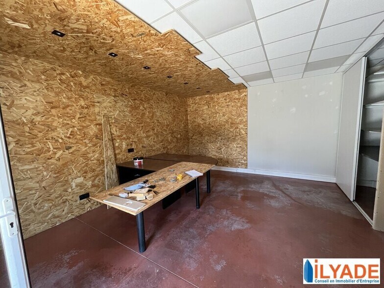 Flex in Gardanne for lease - Interior Photo - Image 2 of 7