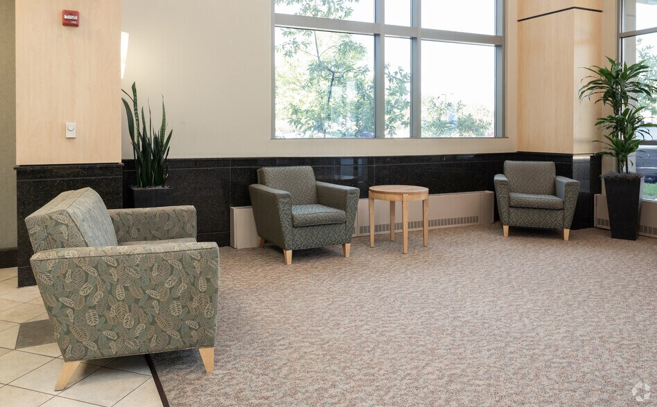 3620 Joseph Siewick Dr, Fairfax, VA à louer - Hall d’entrée - Image 3 de 18