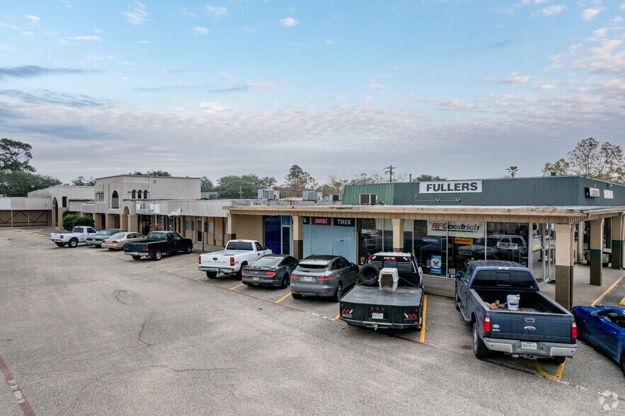 2120-2314 N Alexander Dr, Baytown, TX à louer - Photo du bâtiment - Image 2 de 9