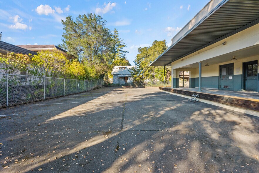 224 N Oak St, Ukiah, CA à louer - Photo du bâtiment - Image 3 de 34