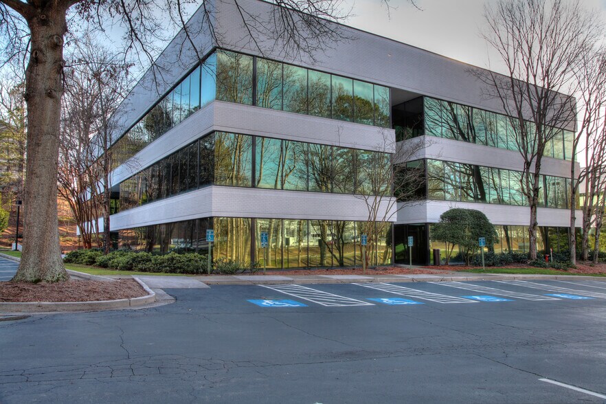 1301 Hightower Trl, Atlanta, GA à louer - Photo du bâtiment - Image 2 de 11