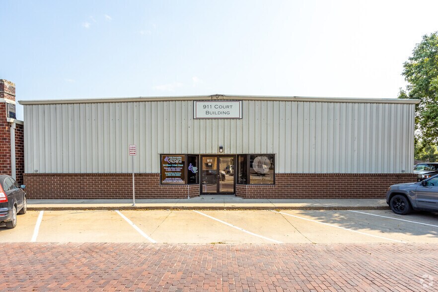 911 Court St, Adel, IA à vendre - Photo du bâtiment - Image 2 de 4