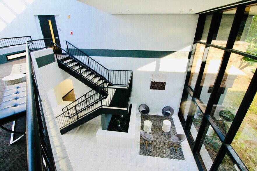 200 Chisholm Pl, Plano, TX à vendre - Photo intérieure - Image 3 de 16