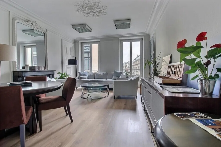 9 Rue Bergère, Paris for lease - Interior Photo - Image 1 of 8