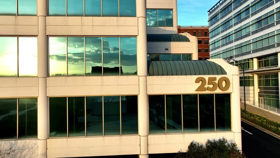 250 W First St, Winston-Salem, NC à louer - Vidéo sur l’inscription commerciale - Image 2 de 32