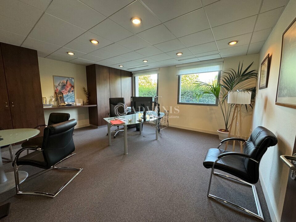 Office in Magny-le-Hongre for lease Interior Photo- Image 1 of 7