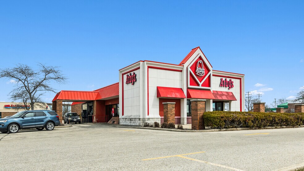 1900 Silvernail Rd, Pewaukee, WI for sale - Primary Photo - Image 1 of 5