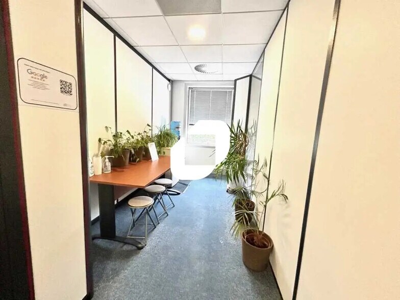 Office in Villepinte for lease - Interior Photo - Image 2 of 3