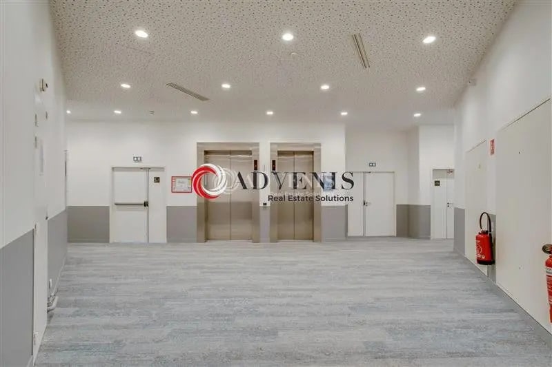 Office in Tremblay-en-France for lease - Building Photo - Image 3 of 12