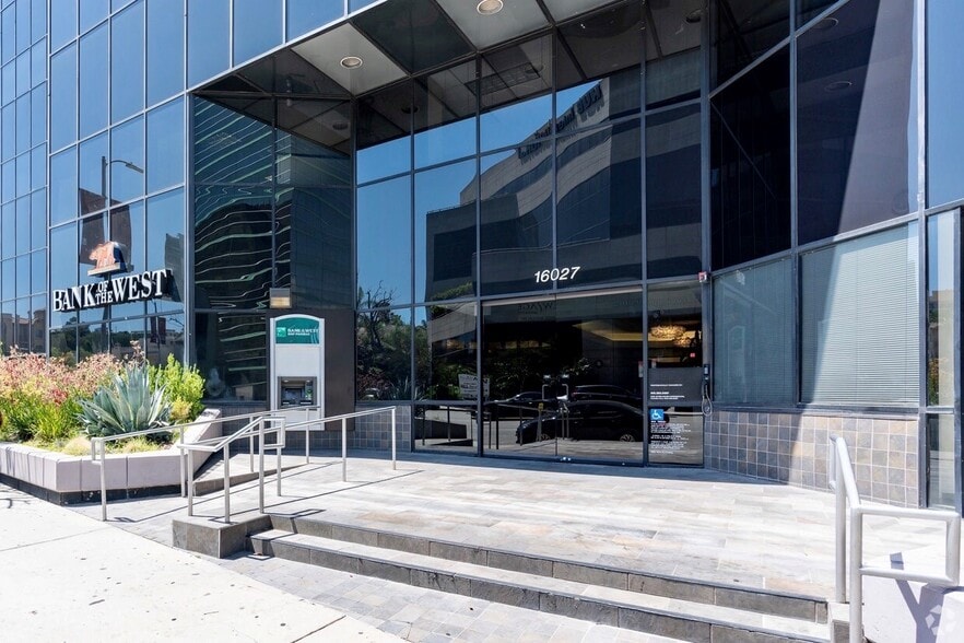 16027 Ventura Blvd, Encino, CA à louer - Photo du bâtiment - Image 3 de 9