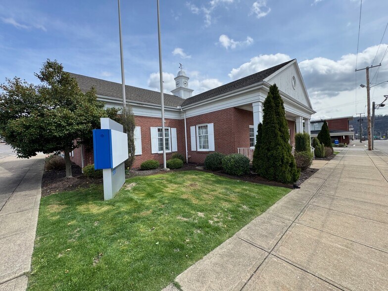 530 Broadway, East Liverpool, OH à vendre - Photo du bâtiment - Image 3 de 25