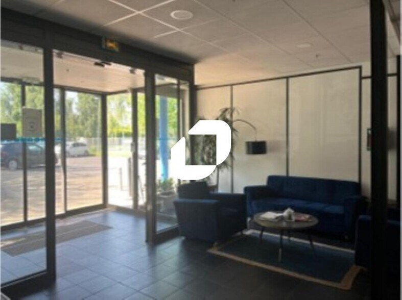 9 Rue Des Pyrénées, Lisses à louer - Hall d’entrée - Image 2 de 8