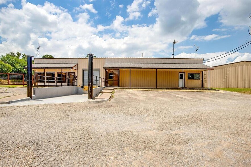640 E Highway 199, Springtown, TX à louer - Photo du bâtiment - Image 2 de 39
