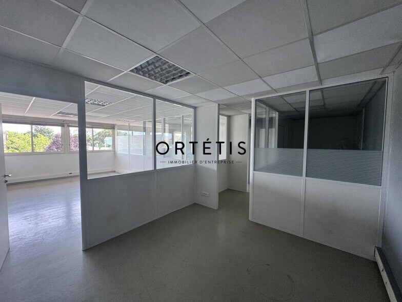 Office in Seilh for lease - Interior Photo - Image 2 of 5
