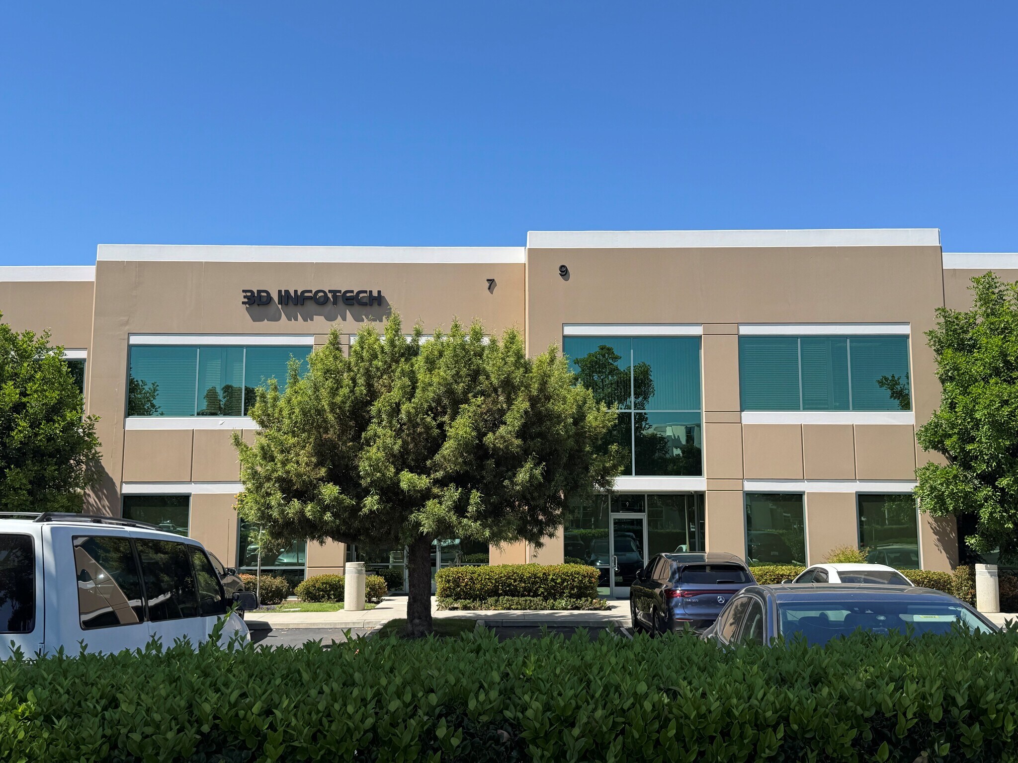 5-11 Hubble Dr, Irvine, CA à vendre Photo du bâtiment- Image 1 de 6