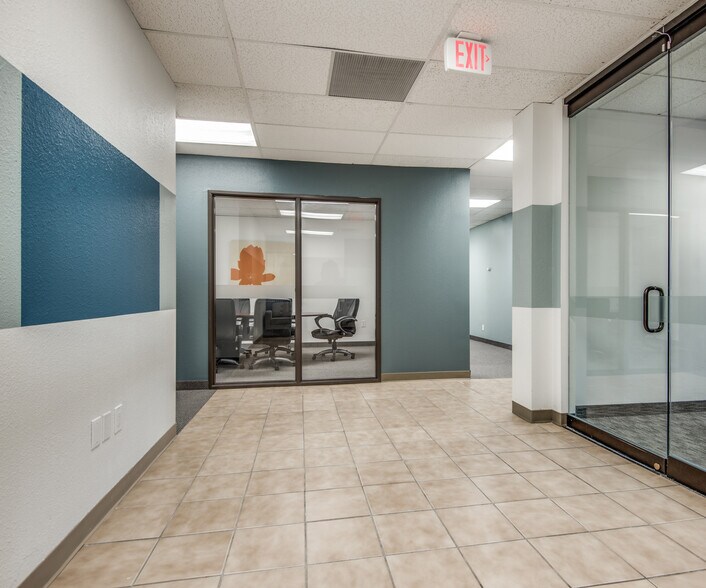 9550 Forest Ln, Dallas, TX à louer - Hall d’entrée - Image 3 de 6