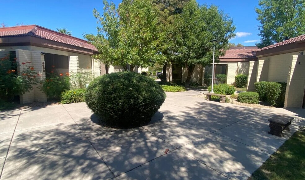 4651 S Lakeshore Dr, Tempe, AZ à louer - Photo du bâtiment - Image 2 de 5