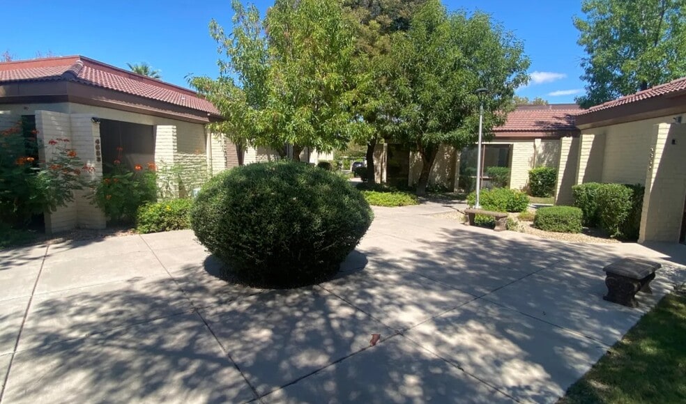 4651 S Lakeshore Dr, Tempe, AZ à louer - Photo du bâtiment - Image 2 de 5