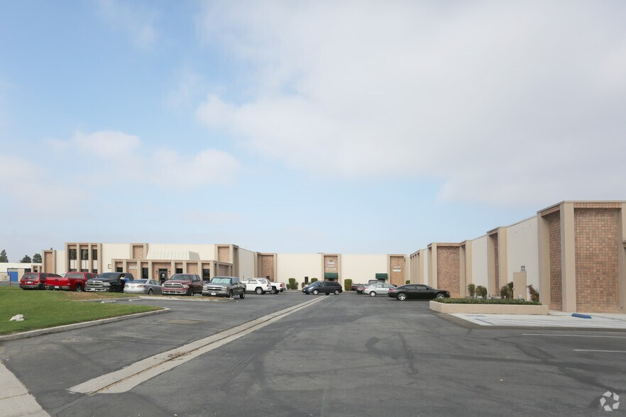 3911-3921 E La Palma Ave, Anaheim, CA à louer - Photo du bâtiment - Image 2 de 10