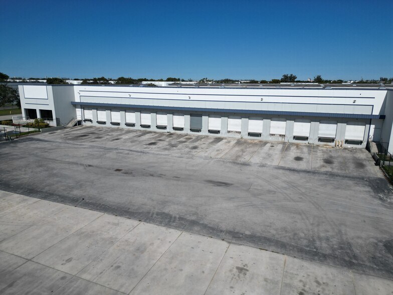 9901 NW 106th St, Medley, FL à louer - Photo du bâtiment - Image 3 de 3