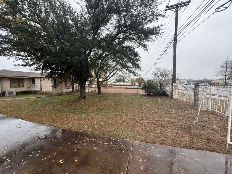 1204 W Pecan St, Pflugerville, TX à louer - Photo du bâtiment - Image 2 de 19