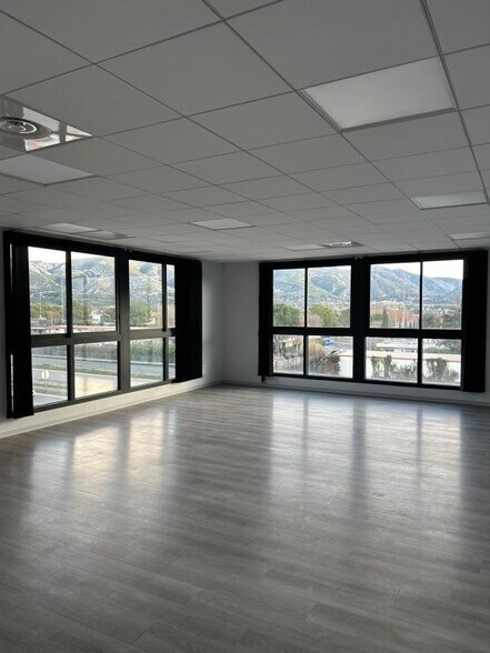 Bureau dans Aubagne à louer - Photo du bâtiment - Image 2 de 7