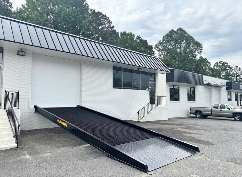 2700-2740 N Graham St, Charlotte, NC à louer - Photo du bâtiment - Image 2 de 15