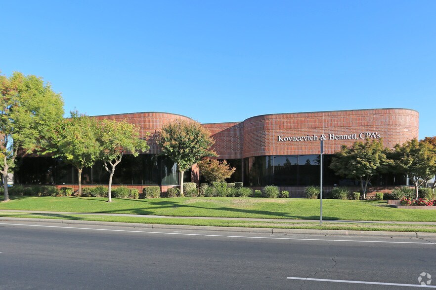 7429 N 1st St, Fresno, CA for sale - Primary Photo - Image 1 of 11