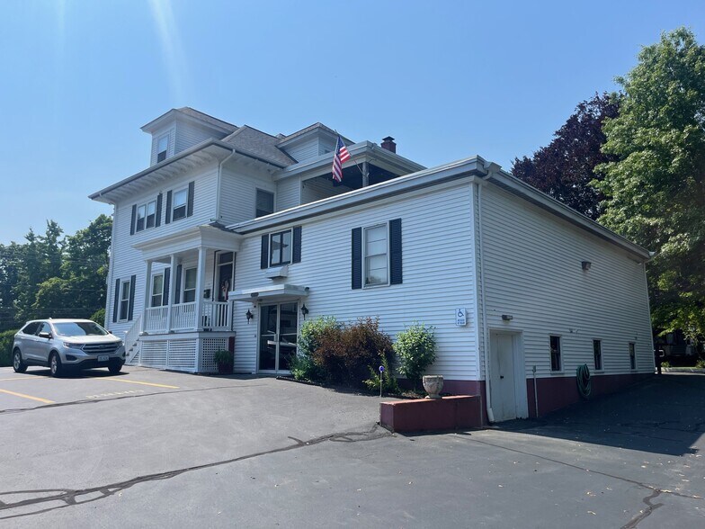 463 S Main St, Woonsocket, RI à vendre - Photo du bâtiment - Image 2 de 4