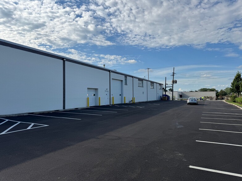 1090 Pratt Blvd, Elk Grove Village, IL for lease - Building Photo - Image 3 of 5
